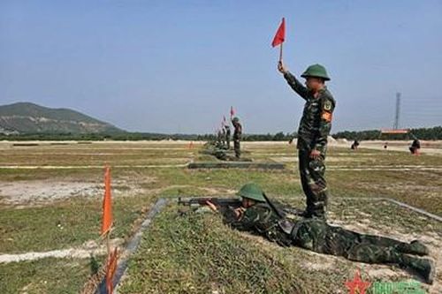 Trên thao trường thi đua 'Tiếp bước chiến sĩ Điện Biên- Tiến lên giành 3 nhất'