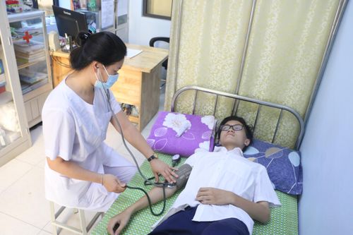 Nhân viên y tế trường học khấp khởi chờ lương mới