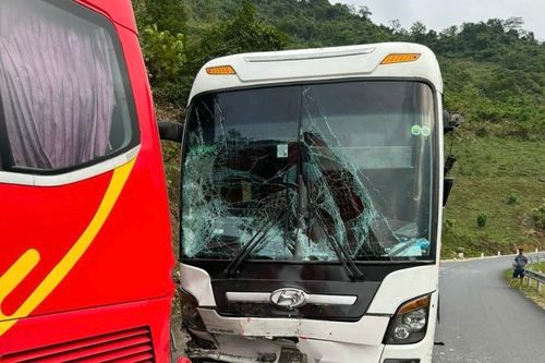 3 xe khách đâm liên hoàn, 1 người tử vong