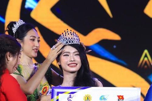 Nữ sinh 17 tuổi giành giải nhất cuộc thi Nữ thanh niên thanh lịch Cửa Lò 2024