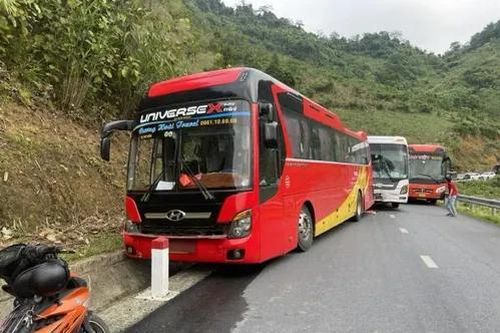 Tai nạn liên hoàn giữa 3 xe ô tô khách, 1 người tử vong