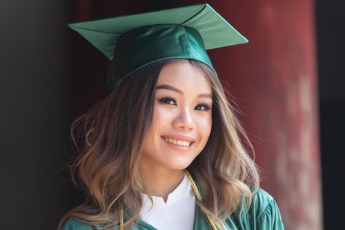 Người lao công ăn bánh mì trên phố 'giúp' nữ sinh Hà Nội vào ĐH top đầu Mỹ