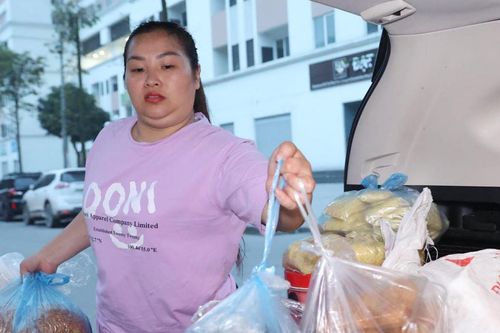 Phía sau chuyện người dân Phú Thượng lái xế hộp bán xôi vỉa hè
