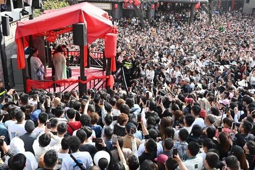 Bà mối mát tay, người trẻ ùn ùn kéo đến nhờ tìm hộ người yêu