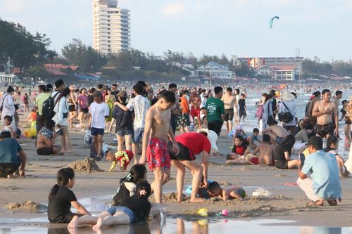 Nắng nóng gay gắt, du khách đổ về biển Vũng Tàu giải nhiệt ngày cuối tuần