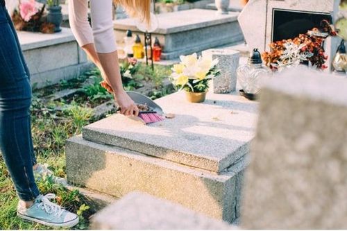 Vì sao nói 'phần mộ sụp con cháu ít, trên mộ không có cỏ tài sản cạn kiệt'?