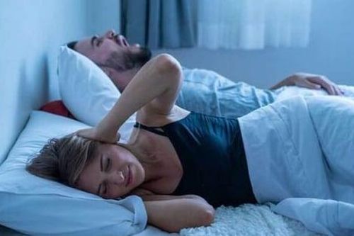 Vợ chồng hục hặc vì chứng ngáy to khi ngủ