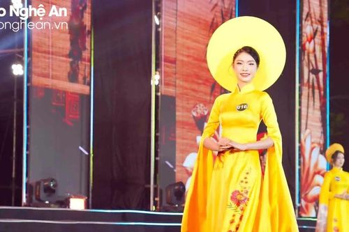 Phần thi ứng xử xuất sắc của hoa khôi 'Nữ thanh niên thanh lịch Cửa Lò'