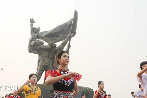 Công diễn dân vũ, điệu nhảy đường phố tỉnh Điện Biên