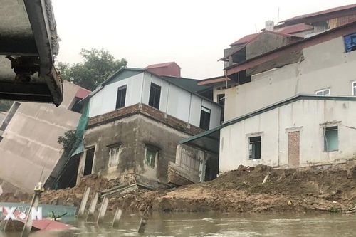 Bắc Ninh: Sạt lở mái đê, 6 ngôi nhà dân sụp xuống sông Cầu