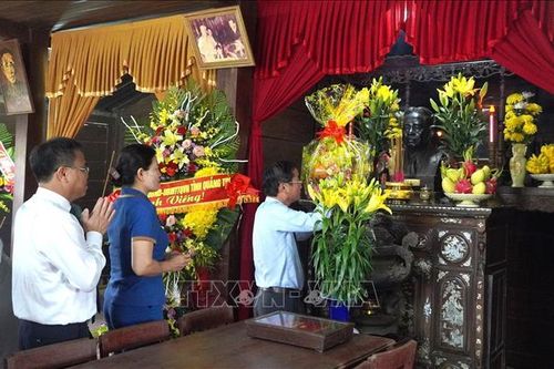Dâng hương, hoa tưởng niệm 117 năm ngày sinh đồng chí Tổng Bí thư Lê Duẩn