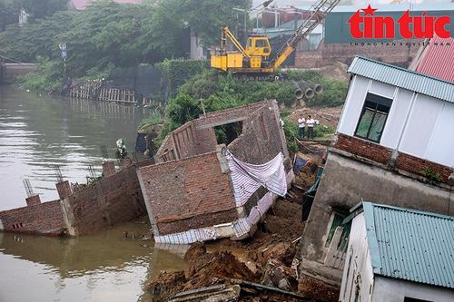 Sáu nhà dân bị sạt lở xuống sông Cầu trong đêm, người dân phải di dời khẩn cấp