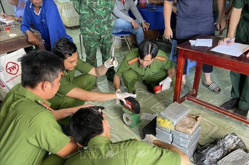 Người dân Bến Tre phát hiện 23 gói nilon chứa cocain