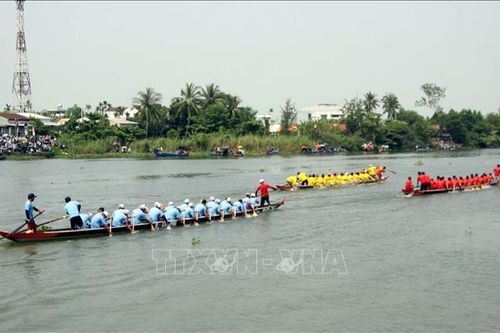 Hàng ngàn người cổ vũ giải đua thuyền trên sông Tam Kỳ, Quảng Nam