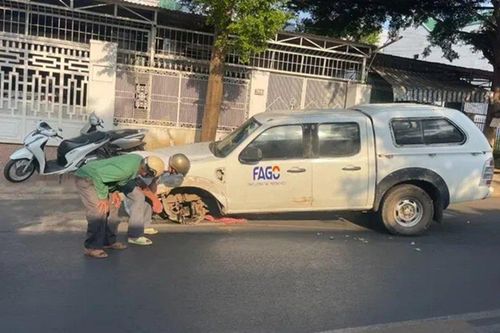 Nữ công nhân quét rác bị thương nặng sau khi xe ô tô tông trúng