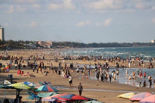 Biển Vũng Tàu đông đúc du khách đổ về tắm biển 'giải nhiệt' cuối tuần