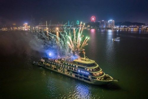 Điểm sáng của du lịch hè Hạ Long 2024: Bắn pháo hoa trên du thuyền