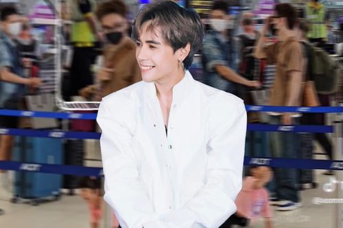 Quang Hùng MasterD 'bất lực' trước hành động của fan nhí ngay tại sân bay