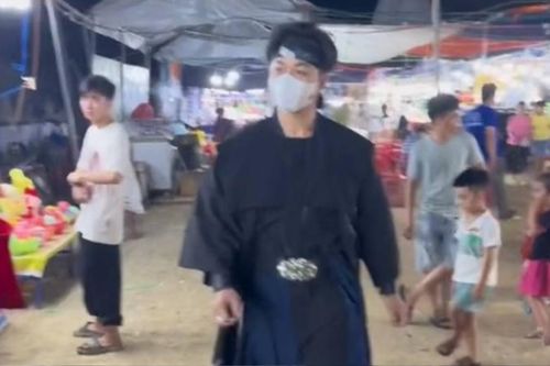 Nam ca sĩ Vbiz đi hát hội chợ không ai thèm ngó, danh tính chẳng xa lạ!
