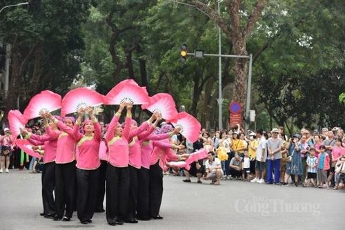 Ngắm phụ nữ Xá Phó múa khăn, người Mông 'bắt vợ' giữa lòng Hà Nội