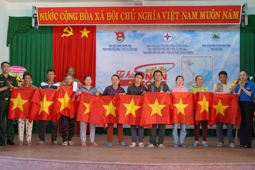 Tuổi trẻ ngành Điện tặng nhiều phần quà ý nghĩa tại xã đảo Nhơn Châu