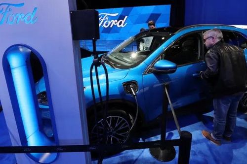Ford tạm dừng sản xuất EV, tập trung sản xuất xe hybrid