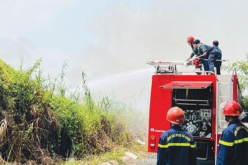 Cảnh báo nguy cơ cháy từ việc đốt cỏ, rác ở khu dân cư