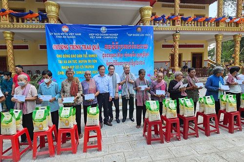 Hiệp hội Doanh nghiệp Việt Nam - Campuchia vui Tết Chol Chnam Thmay cùng bà con Khmer