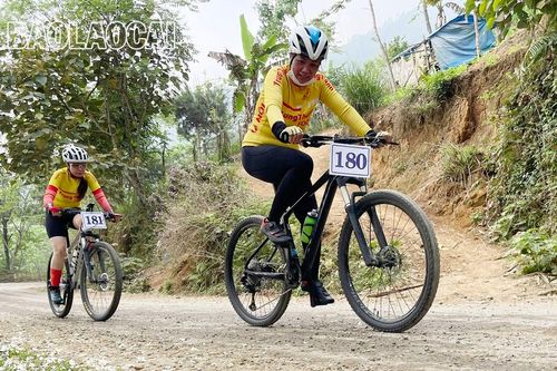 Gần 60 vận động viên tham dự Giải đua xe đạp 'Đi giữa mùa hoa đỗ quyên' năm 2024