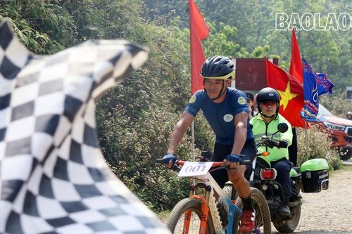 Giải đua xe đạp 'Đi giữa mùa hoa đỗ quyên' năm 2024 thành công tốt đẹp