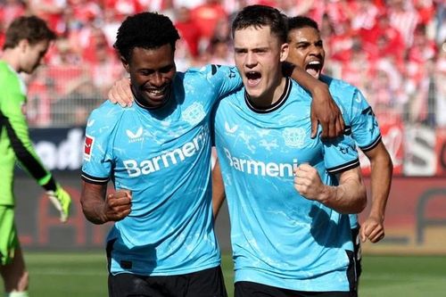 Bayern thua ngược, Leverkusen chỉ còn cách ngôi vương đúng 1 chiến thắng