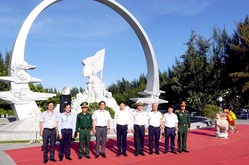 VINACHEM: Dâng hương tại Đài tưởng niệm chiến sĩ Gạc Ma