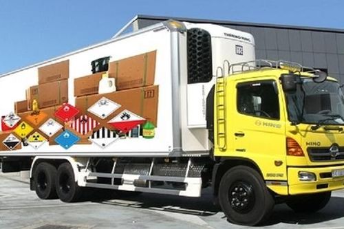 Không được vận chuyển hàng hóa nguy hiểm đi qua các công trình hầm có chiều dài từ 100m trở lên