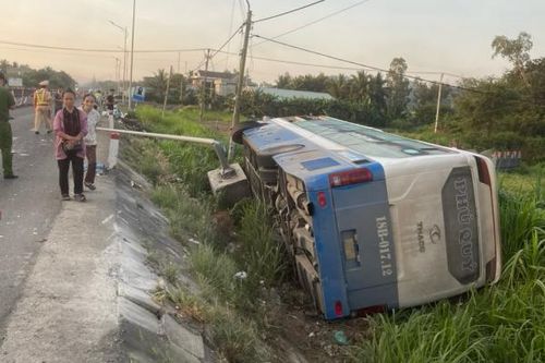 Xe khách lật nghiêng sau khi tông vào đuôi xe đầu kéo, 22 người may mắn thoát nạn