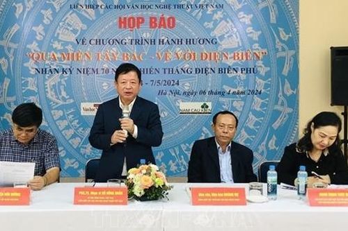Văn nghệ sỹ hành hương về nguồn 'Qua miền Tây Bắc - Về với Điện Biên'