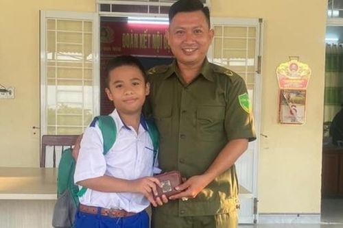 Nhiều học sinh ở Quảng Ngãi nhặt được của rơi, trả người đánh mất