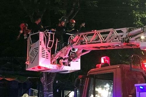 Cảnh sát giải cứu người đàn ông nghi 'ngáo đá' định nhảy lầu trong đêm