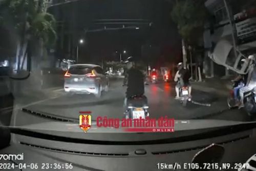 Nhóm trẻ trâu chạy xe nẹt pô, dàn hàng ngang... còn gây hấn với tài xế ô tô