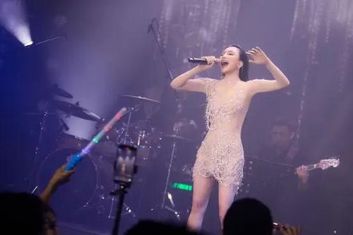 Khán giả Hà Nội cổ vũ Hồ Quỳnh Hương sau 10 năm