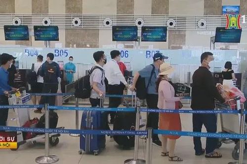 Giá vé máy bay tăng, vé tàu giảm dịp nghỉ lễ 30/4