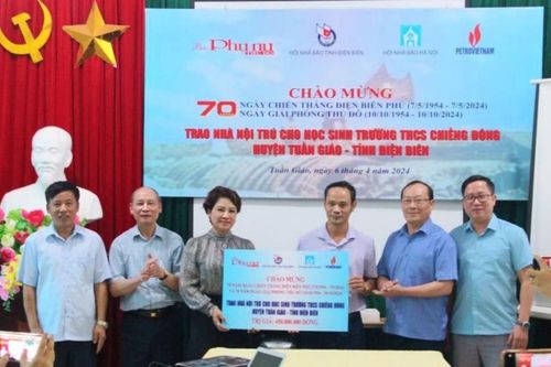Đoàn công tác Hội Nhà báo Hà Nội làm việc tại Điện Biên, trao tặng kinh phí xây dựng trường học
