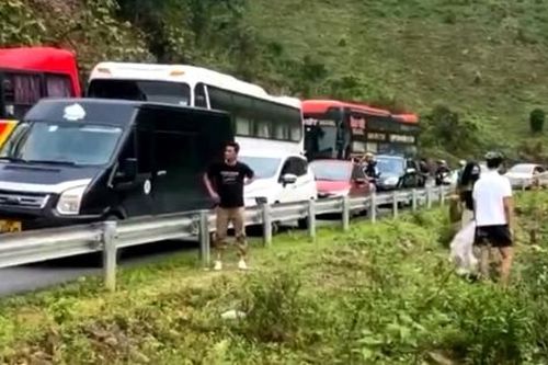 Tai nạn giao thông trên tuyến đường mới Lào Cai - Sa Pa: 3 xe khách đâm nhau liên hoàn, 1 người tử vong