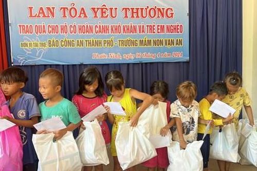 Báo Công an TPHCM và nhà tài trợ tặng quà trẻ em khó khăn sống trên hồ Dầu Tiếng