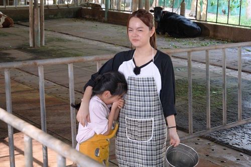 Phạm Quỳnh Anh và con gái toát mồ hôi vắt sữa bò, chăn dê