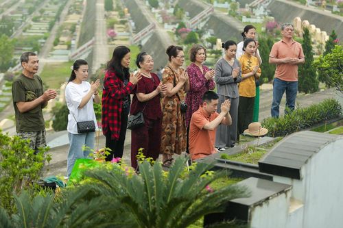 Người dân viếng mộ dịp Tết Thanh minh