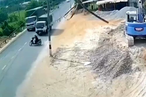Phẫn nộ tài xế lấn làn tông chết người đi xe máy