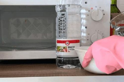 Cách vệ sinh lò vi sóng chỉ trong 5 phút với những vật dụng rẻ và có sẵn trong nhà bạn