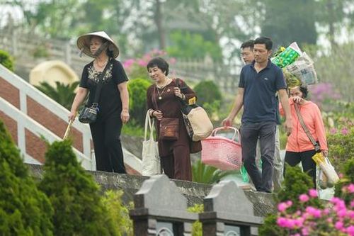 Tranh thủ cuối tuần, người Hà Nội 'tay xách nách mang' đến nghĩa trang làm lễ Thanh minh
