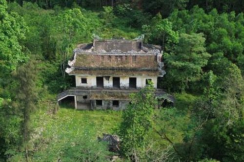 Di tích hoang tàn giữa rừng cây, do thiếu nguồn lực