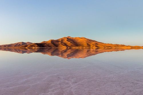 Check-in cánh đồng muối tựa gương phản chiếu kỳ ảo ở Bolivia